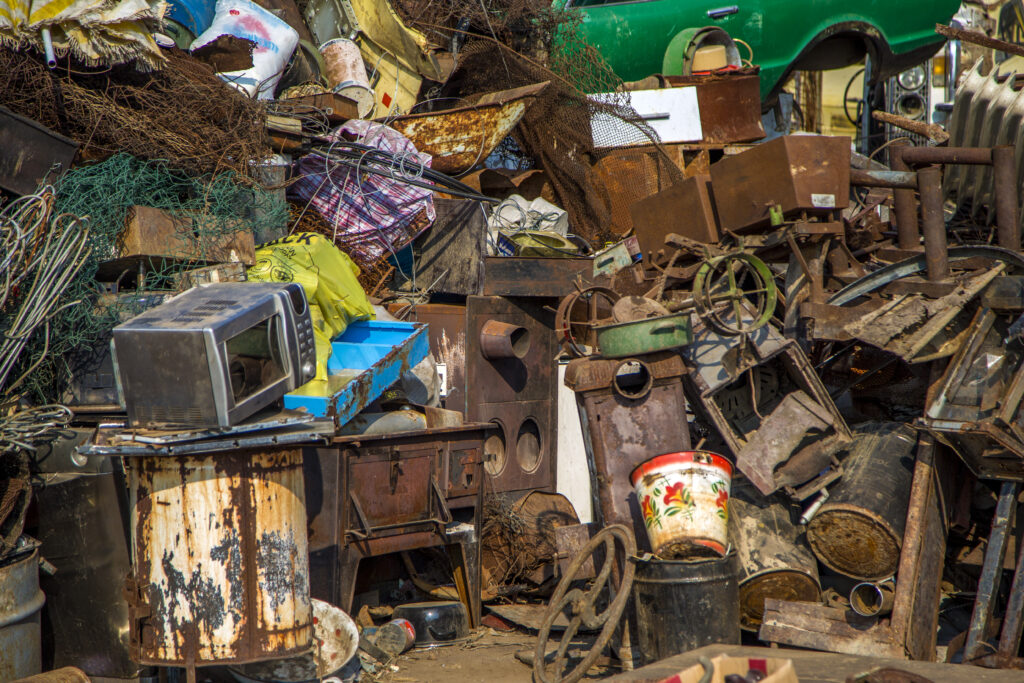 Stare elementy aluminiowe zgromadzone na placu recyklingowym

