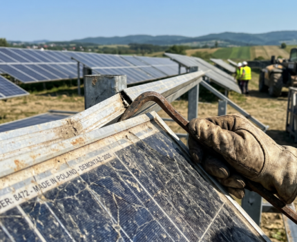 Recykling paneli fotowoltaicznych i farm wiatrowych: Jak skutecznie przeprowadzić odzysk cennych surowców po 25 latach eksploatacji?