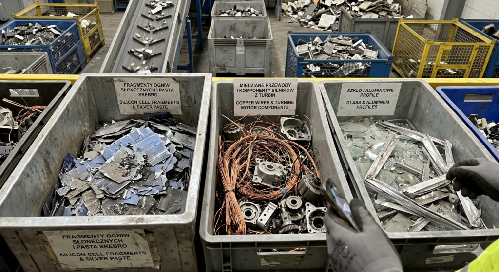Zdjęcie przedstawia sortowanie elementów wchodzących w skład panelu. Ważne jest rozbicie na surowce, miedź i aluminium oddzielnie.